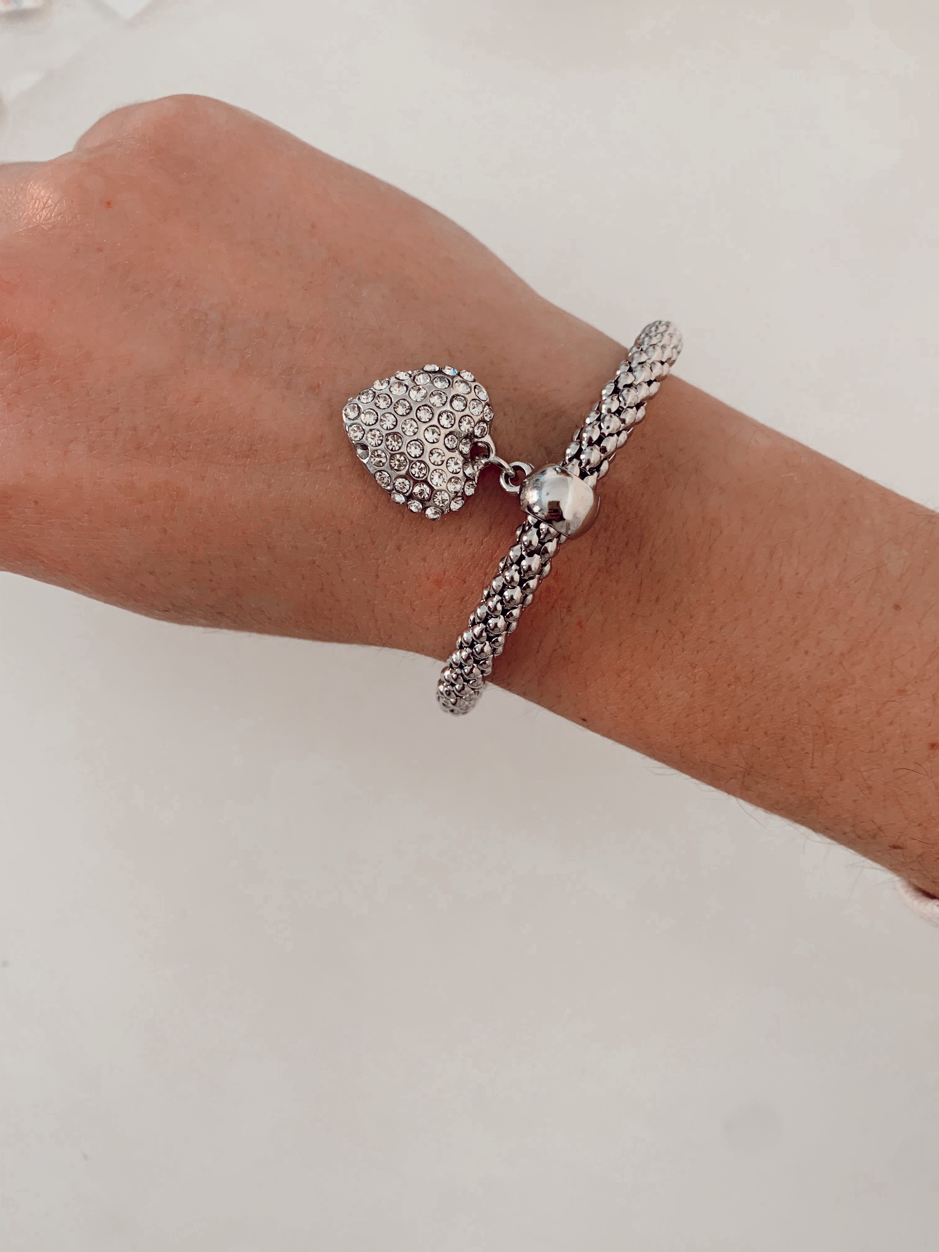 Pulsera plateada cora