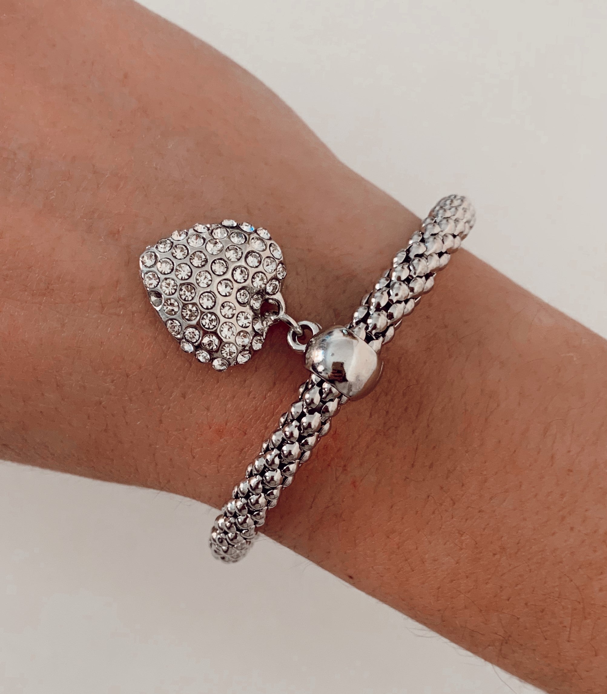 Pulsera plateada cora