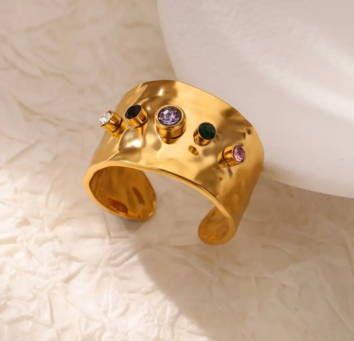 Anillo dorado piedras