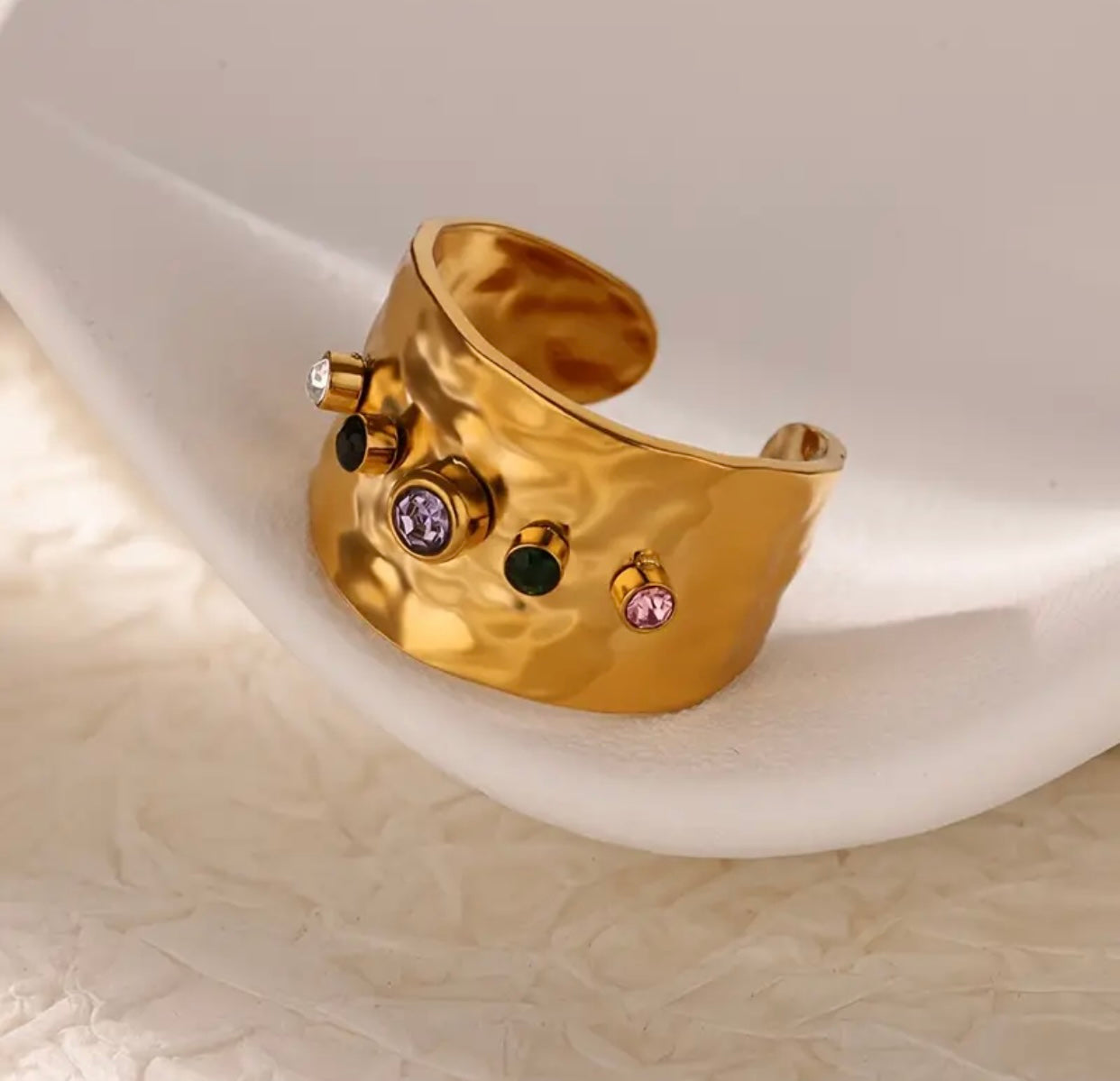 Anillo dorado piedras