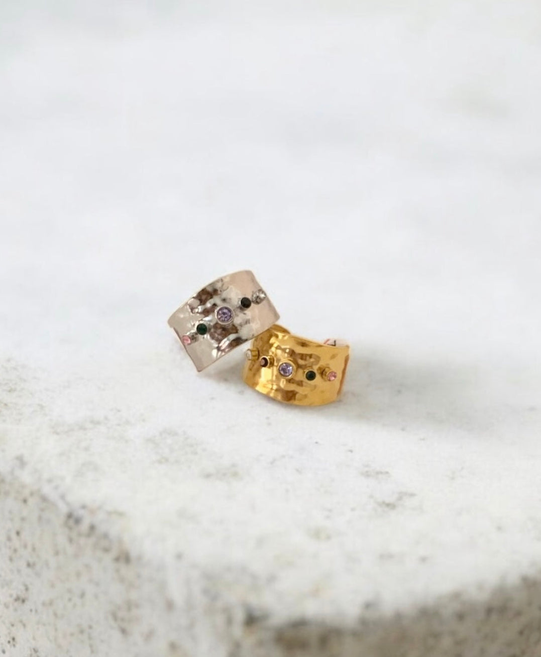 Anillo dorado piedras